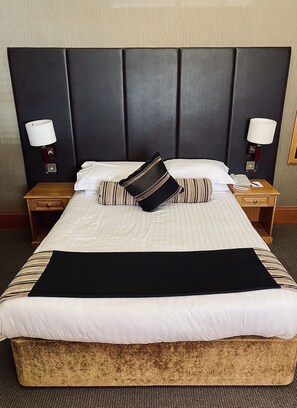 Escritorio, tabla de planchar con plancha, wifi gratis y ropa de cama