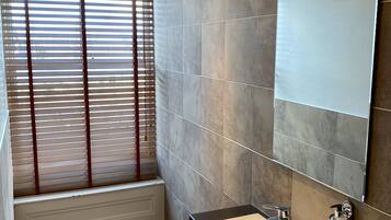 Twin Room | Bathroom