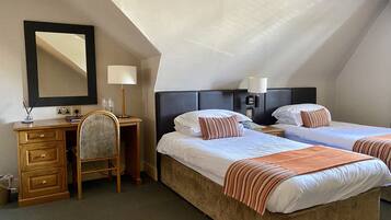 Escritorio, tabla de planchar con plancha, wifi gratis y ropa de cama