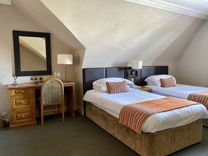 Escritorio, tabla de planchar con plancha, wifi gratis y ropa de cama