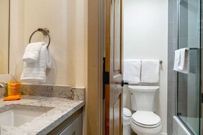Townhome, 3 Bedrooms | Bathroom | Hair dryer, towels, shampoo