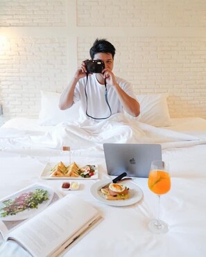 Laptop workspace, blackout drapes, free WiFi, bed sheets - Bangkok Oasis Hotel (Bangkok)