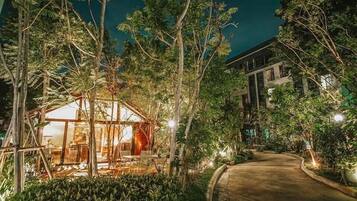 Vista frontal de la propiedad