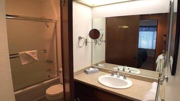 Apartamento, 2 habitaciones | Baño | Toallas