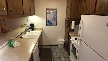 Apartamento, 2 habitaciones | Cocina privada | Frigorífico, cafetera o tetera y tostadora