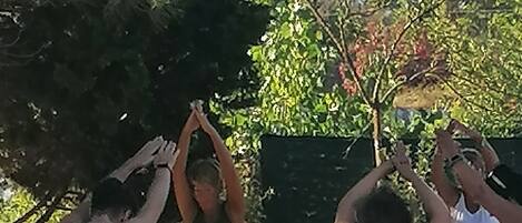 Un groupe de personnes pratiquant le yoga en plein air.