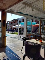 Bar junto a la piscina