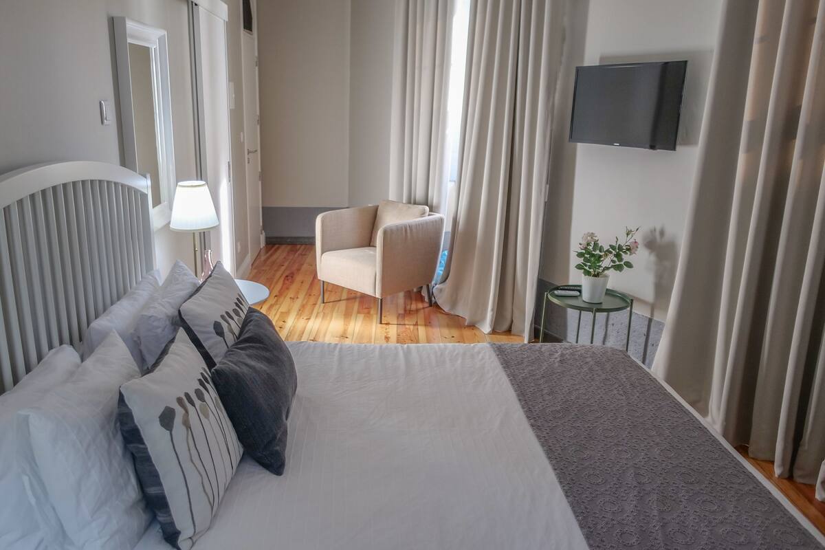 Basic Double Room (Chiado) | Cribs (free), WiFi (free), bed sheets