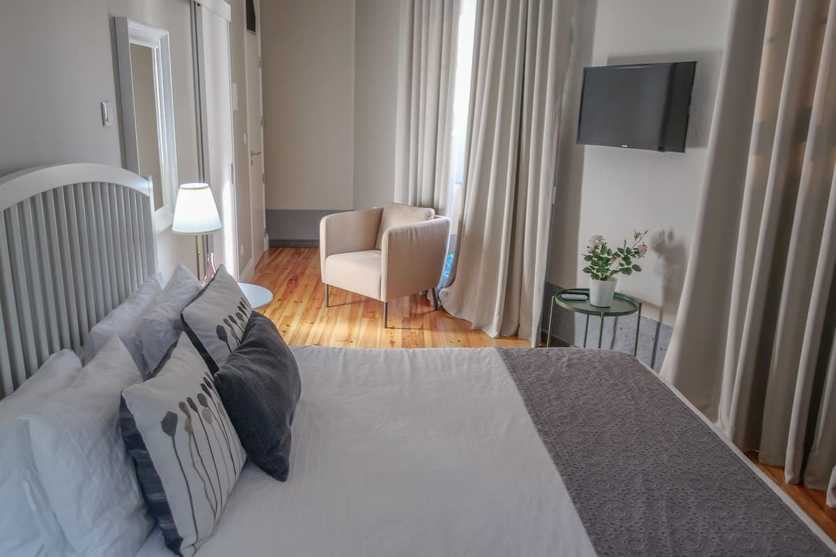 Habitación básica doble (Chiado) | Cunas gratuitas, wifi gratis y ropa de cama