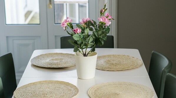 Basic Double Room (Chiado) | Shared kitchen | Full-size fridge, microwave, oven, stovetop - Casa Conforto (Ponta Delgada)