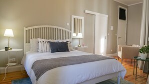 Basic Double Room (Chiado) | Free cribs/infant beds, free WiFi, bed sheets - Casa Conforto (Ponta Delgada)