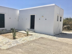 Standard Studio, 2 Twin Beds, Garden View | Free WiFi, bed sheets - Kirki Studios (Paros)
