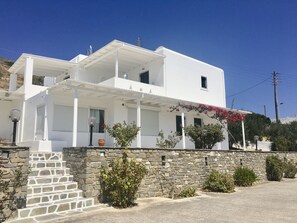 Standard Studio, 2 Twin Beds, Garden View | Free WiFi, bed sheets - Kirki Studios (Paros)