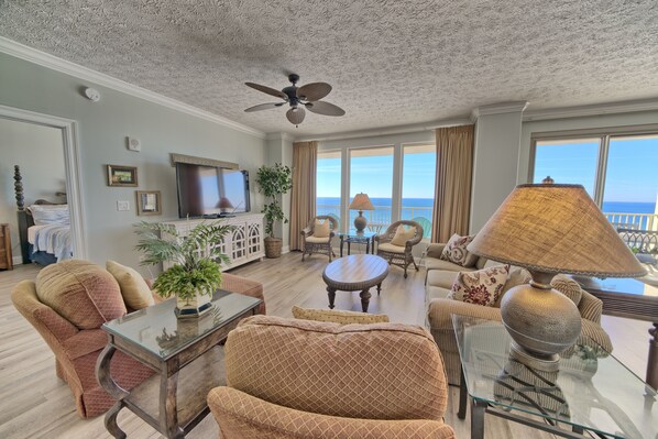 Appart'hôtel, 2 chambres | Coin séjour | Télévision