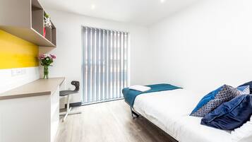 Suite, 1 Double Bed | Hypo-allergenic bedding, desk, iron/ironing board, free WiFi