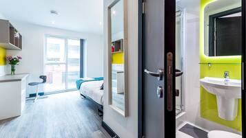 Suite, 1 Double Bed | Hypo-allergenic bedding, desk, iron/ironing board, free WiFi