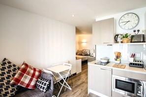 Studio | Eget kök | Kylskåp, mikrovågsugn, spishäll och vattenkokare