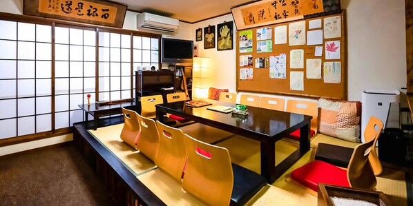 独立别墅 | 客厅 | 平板电视、DVD 播放器