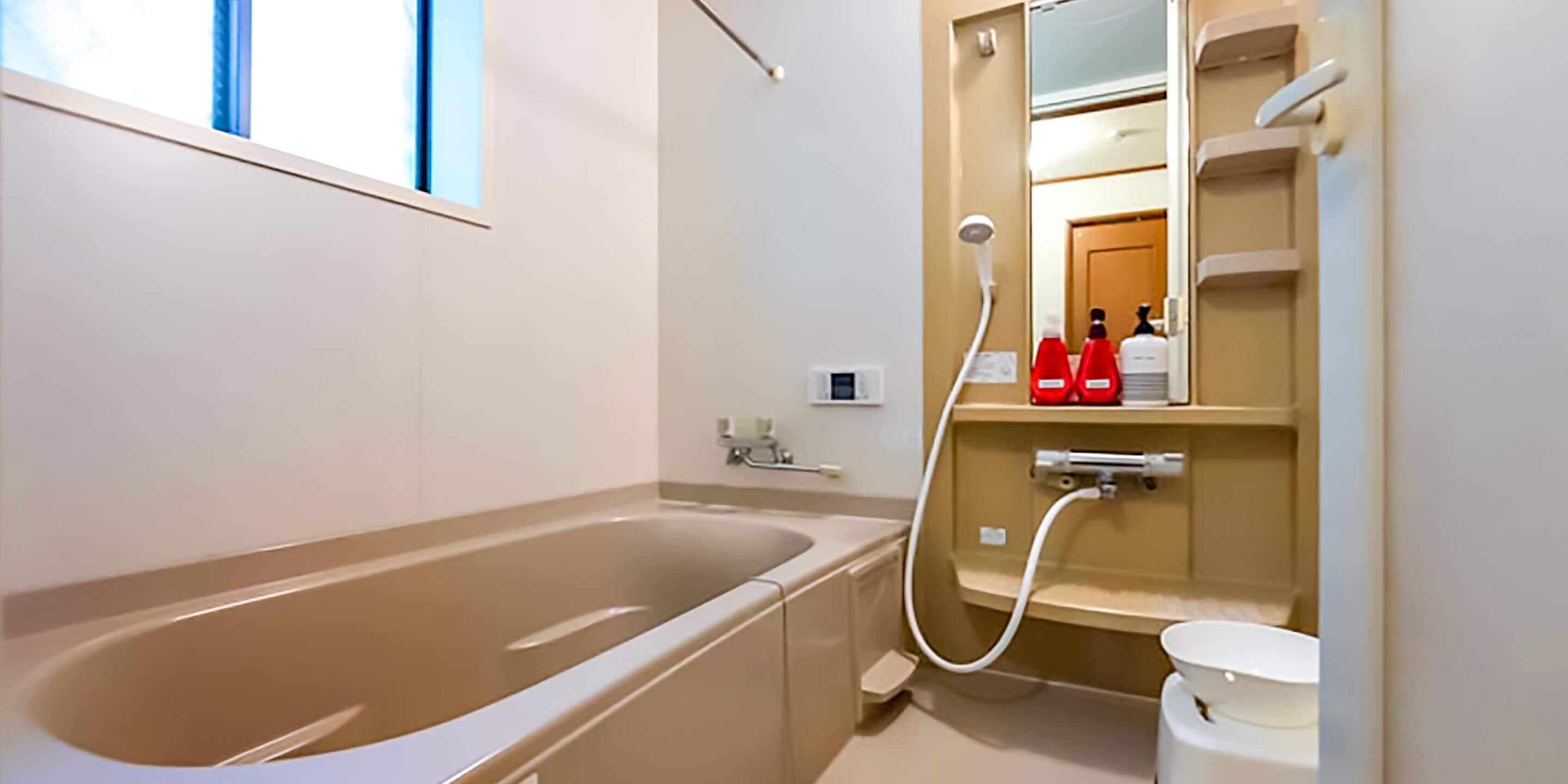 Maison | Salle de bain | Articles de toilette gratuits, sèche-cheveux, chaussons, bidet