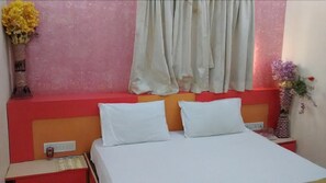 Iron/ironing board, rollaway beds, free wired Internet