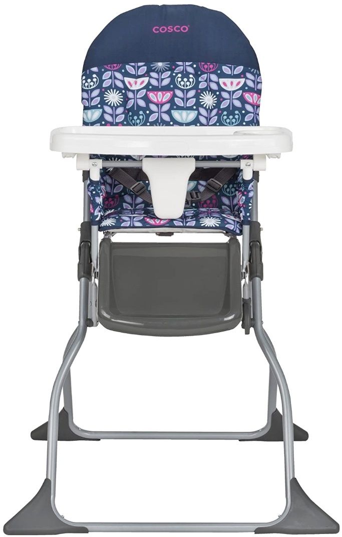 Un cochecito de bebé con estampado floral y el nombre de marca "COSCO" en el toldo.