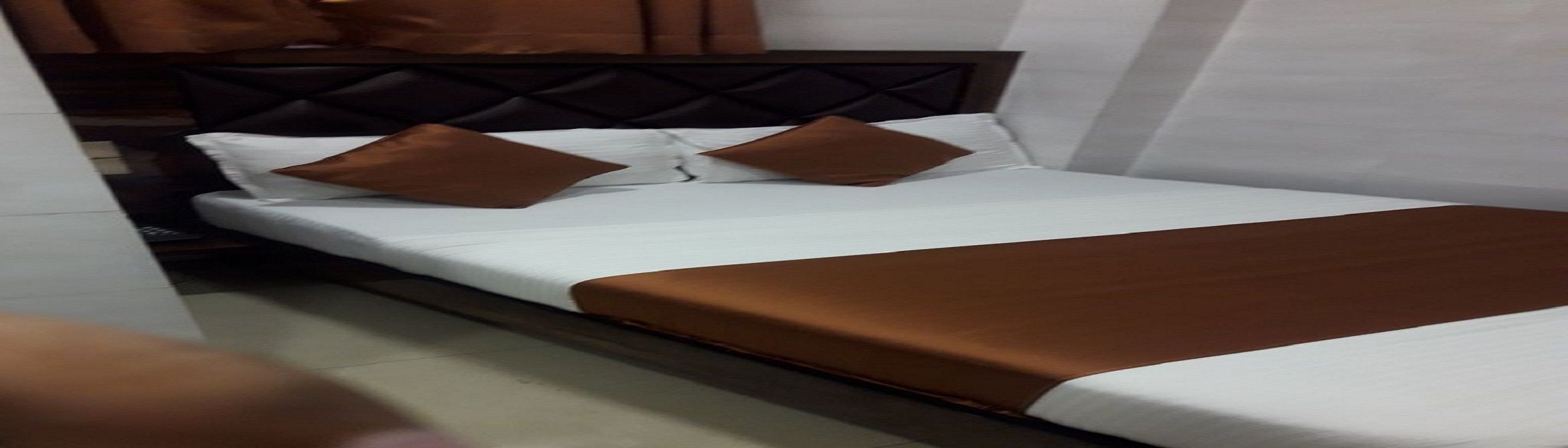 Dobbeltrom – deluxe, byutsikt | Ekstrasenger (mot et tillegg) og kablet internett (inkludert)