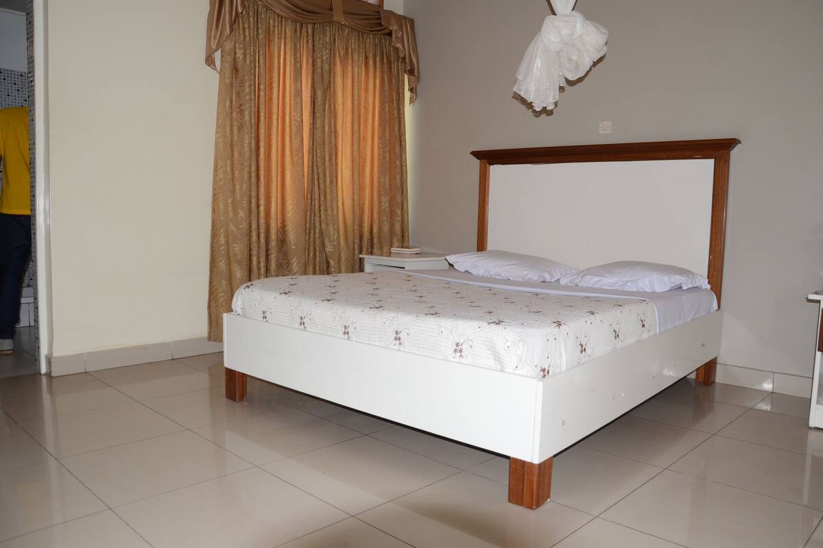 1 bedroom, minibar, desk, iron/ironing board