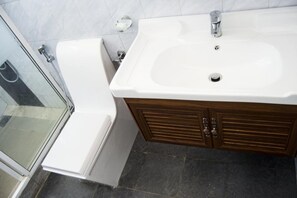 Buồng tắm vòi sen, đồ dùng nhà tắm miễn phí