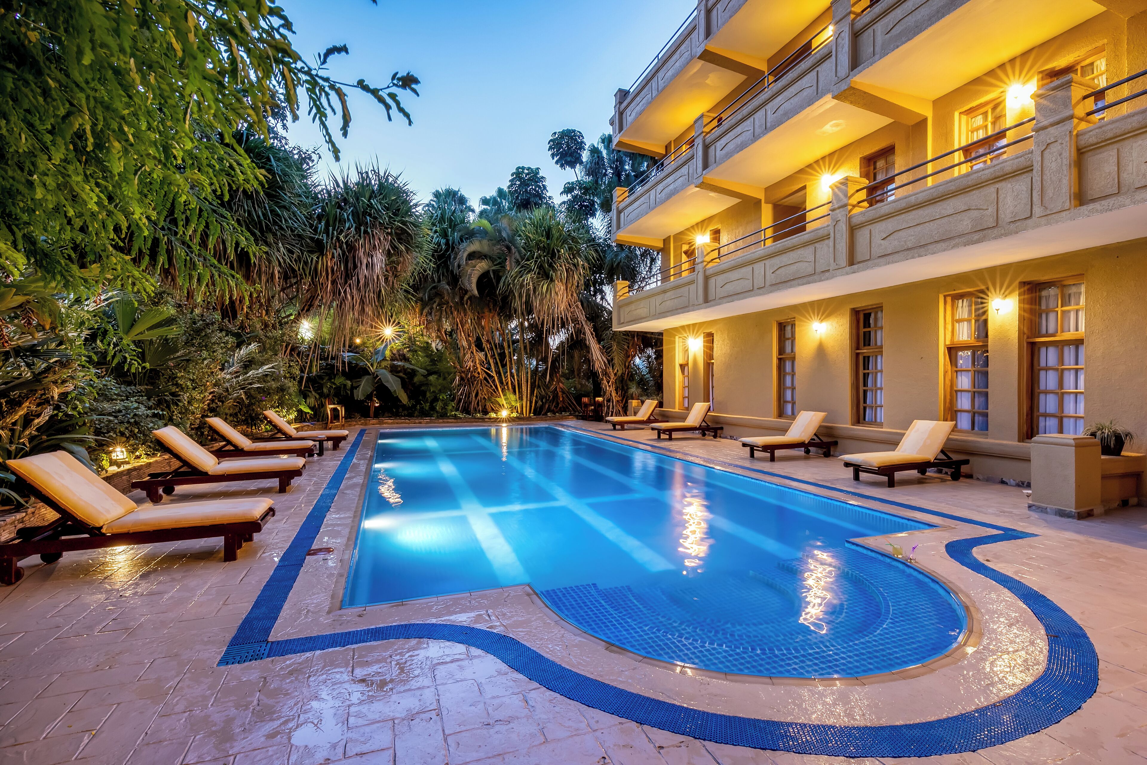Piscina externa, funciona das 7h às 19h, guarda-sóis, espreguiçadeiras
