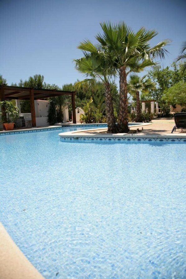 Ulkouima-allas, aurinkotuoleja