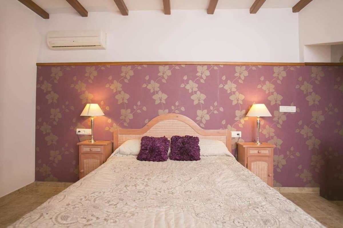 Double Room | In-room safe, blackout drapes, soundproofing, cribs (free)