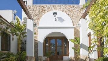 Pintu masuk hartanah