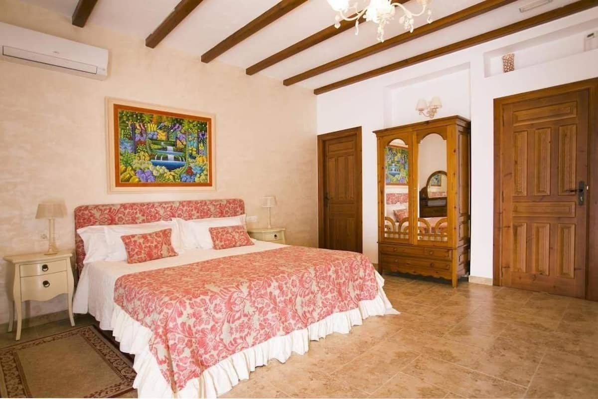 Junior Suite | In-room safe, blackout drapes, soundproofing, cribs (free)