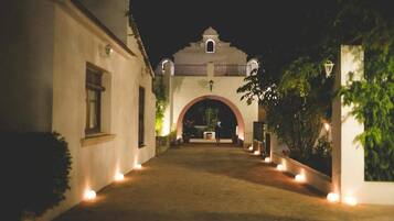 Voorkant accommodatie - avond/nacht