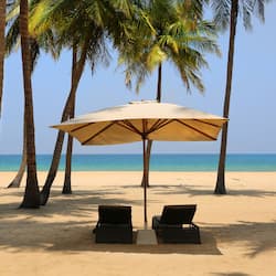 在海滩、白沙、冲浪运动/趴板冲浪、划皮艇