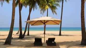 Am Strand, weißer Sandstrand, Surfen/Bodyboarden, Kajakfahren