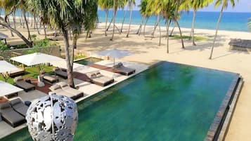 Außenpool, Sonnenschirme, Liegestühle