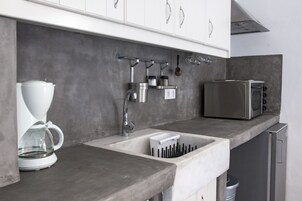 Apartamento tradicional, 2 habitaciones, vistas al mar | Cocina privada | Frigorífico grande, placa de cocina y máquina de café espresso