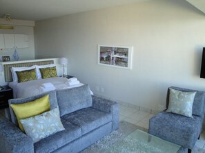 Estudio, 1 cama de matrimonio | Zona de estar | Una televisión