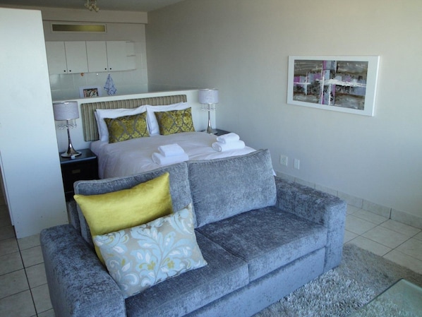 Studio, 1 Queen Bed | Living area