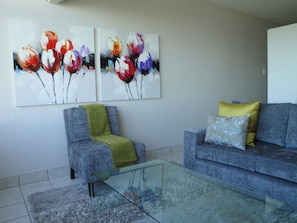 Studio, 1 Queen Bed | Living area