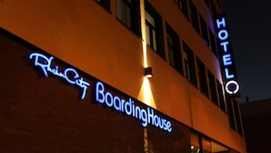 A building with a neon sign that reads "HOTEL" and "BoardingHouse." - RheinCity Hotel (Ludwigshafen)