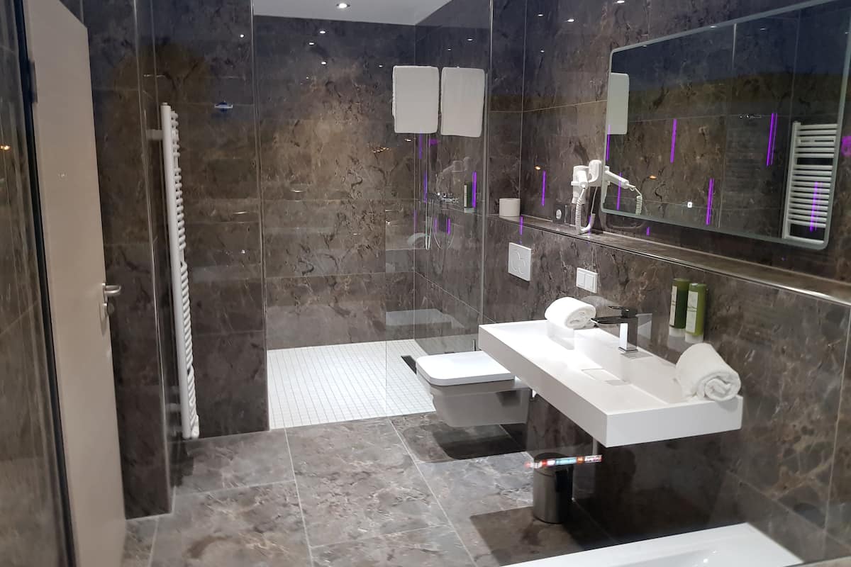 suite, terrace | bathroom | free toiletries, hair dryer, towels, soap