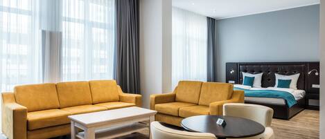 Studiosuite – junior | Oppholdsområde | En 43-tommers Flatskjerm-TV med Parabol-TV samt TV