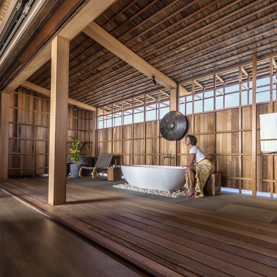 Separate tub and shower, deep soaking tub, rainfall showerhead