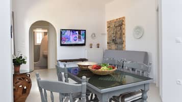 Appartement, 2 slaapkamers | Woonruimte | Flatscreentelevisie