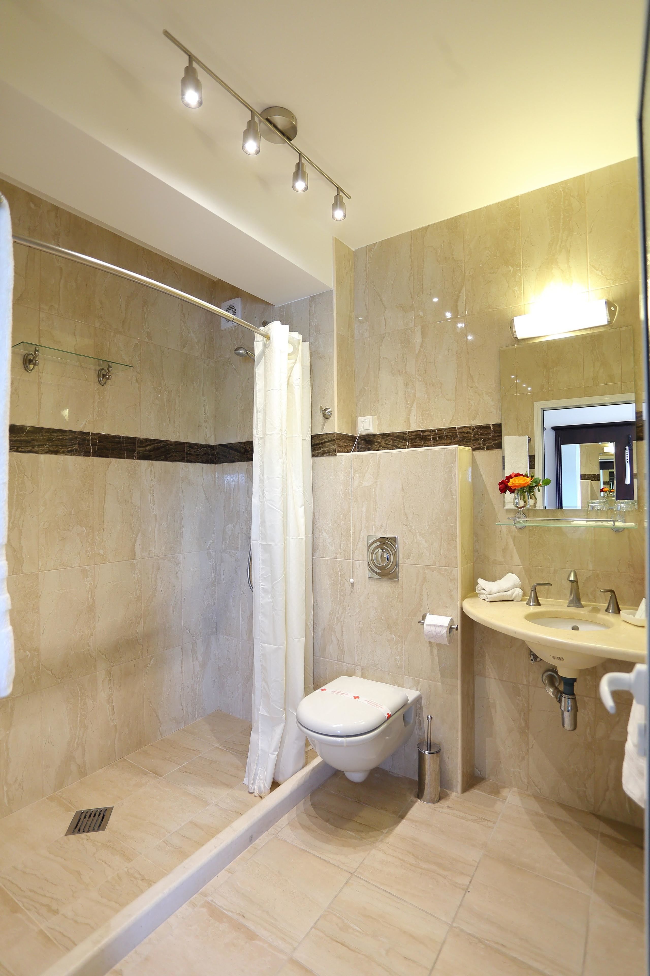 standard double room | bathroom | shower, free toiletries, hair dryer, bathrobes