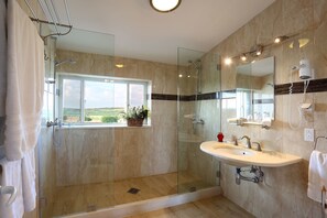 Exclusive Penthouse, 1 Queen Bed with Sofa bed, River View, Corner | Bathroom | Shower, free toiletries, hair dryer, bathrobes - Seven Generations Winery Hotel & SPA (Ivanovo)