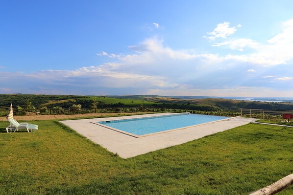 Außenpool (je nach Saison geöffnet), Sonnenschirme, Liegestühle