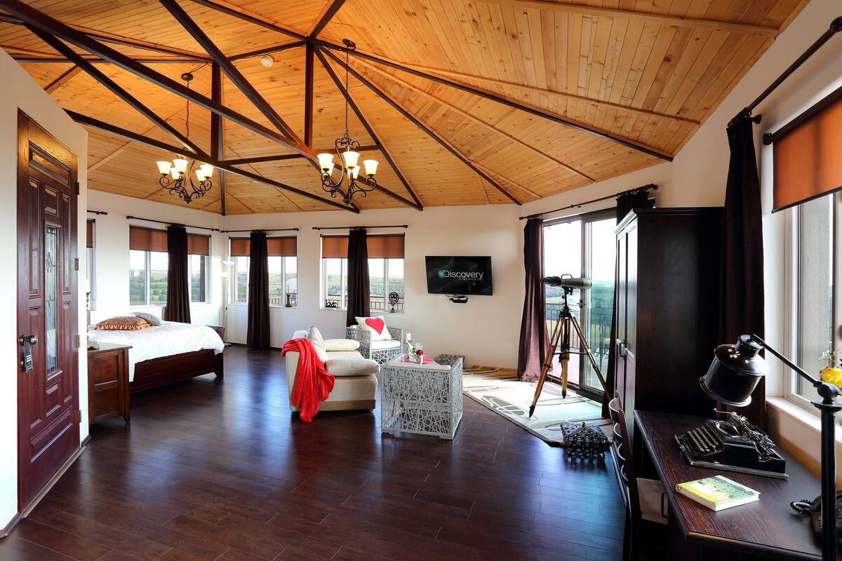 exclusive penthouse, 1 queen bed with sofa bed, river view, corner | premium bedding, desk, iron/ironing board, rollaway beds